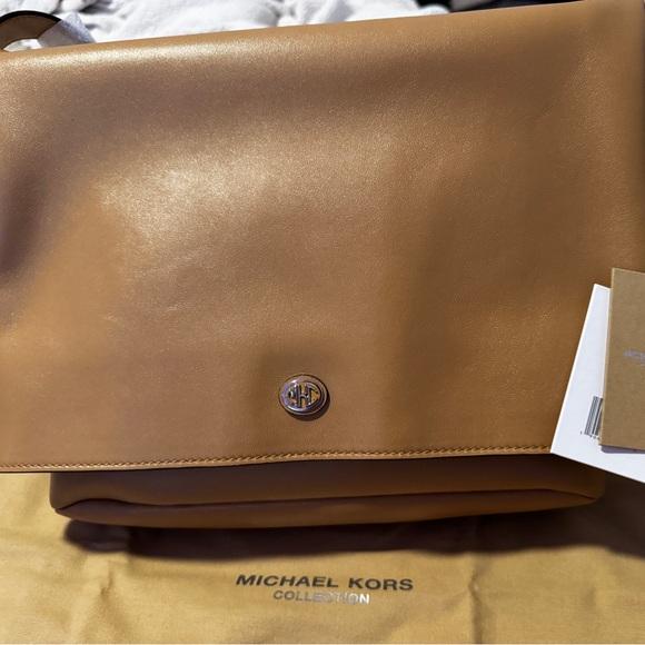 Gloria Medium Leather Messenger Bag (Michael Kors Collection) - Picture 6 of 7